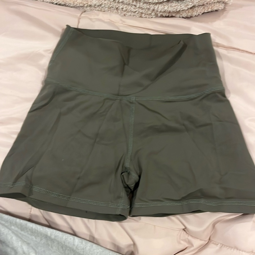 Workout Shorts
Olive green 
Butt Scrunch
Size small